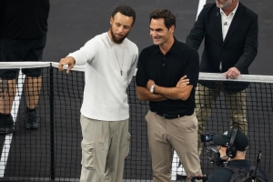 乐鱼体育-勇士官方晒库里与费德勒合影:黑色球场上的两位传奇